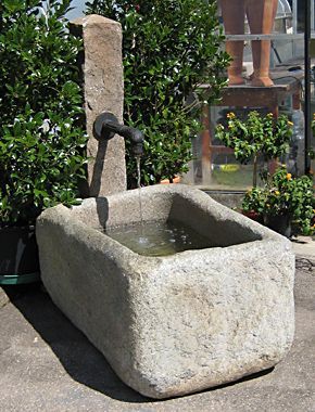 Steinbrunnen im garten