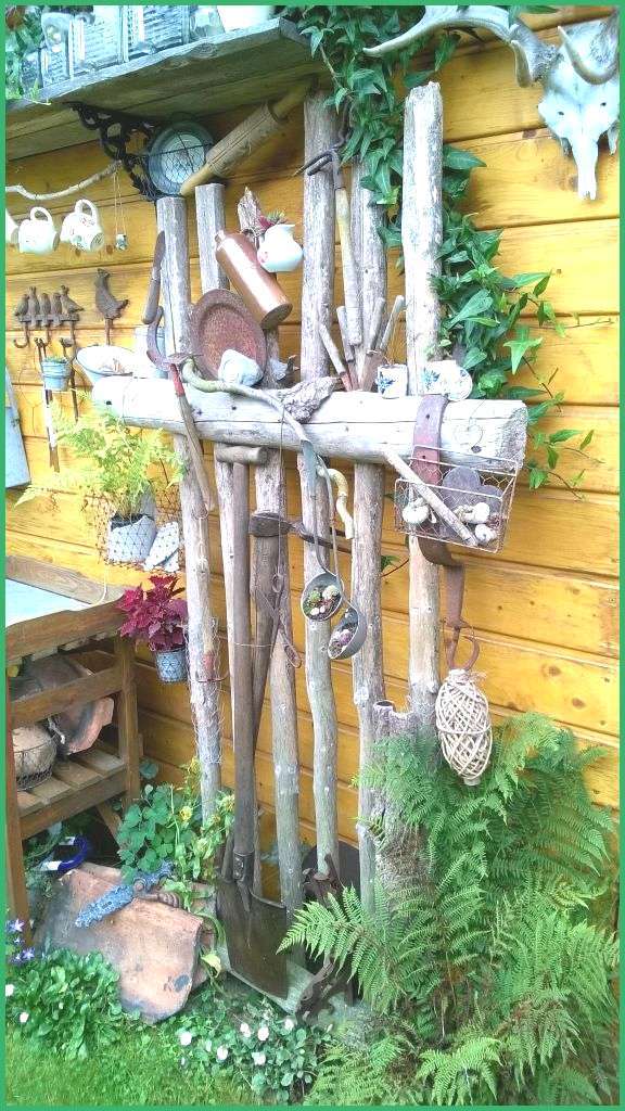 Gartendeko aus holzstämmen