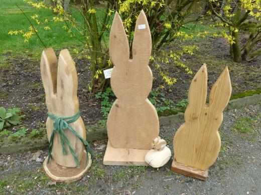 Gartendeko aus holzstämmen