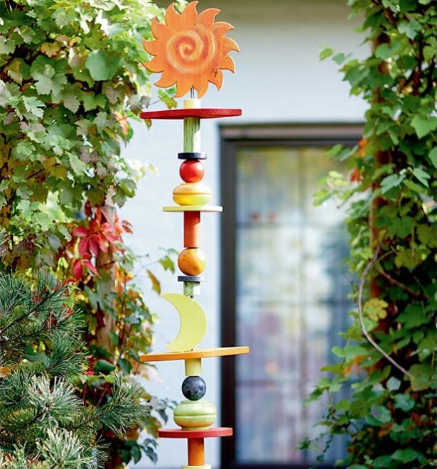 Gartendeko aus holzstämmen
