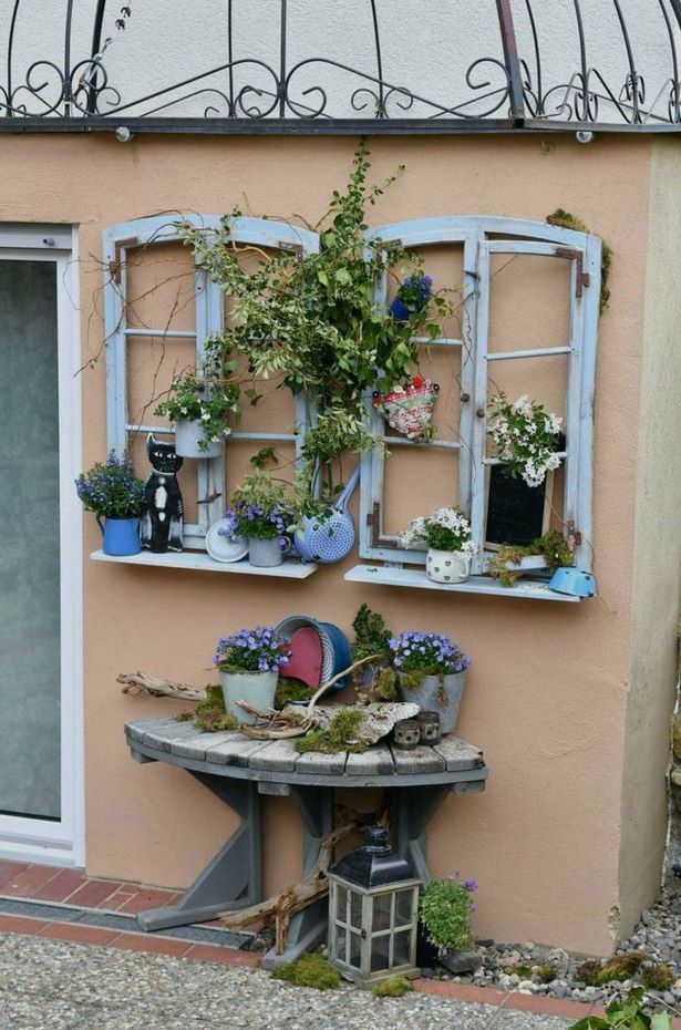 Altes fenster als deko im garten