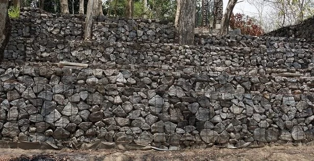stutzende-steinmauer-96_17-9 Stützende Steinmauer