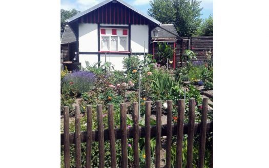 Kleiner garten mit gartenhaus