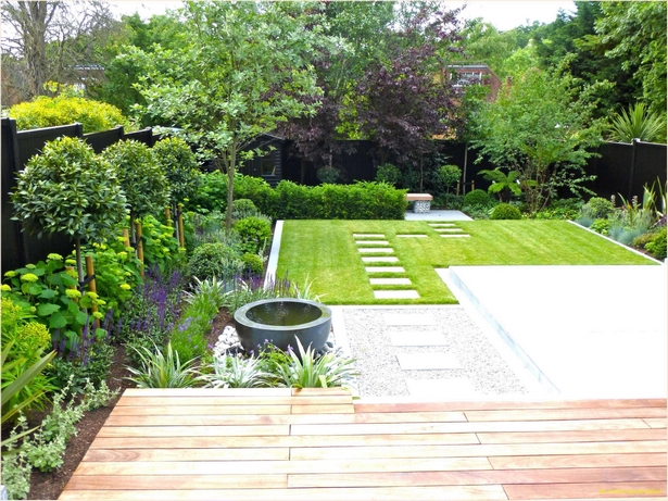 Alte stühle im garten