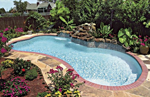 Kleine Hinterhof-pool Landschaftsbau Ideen