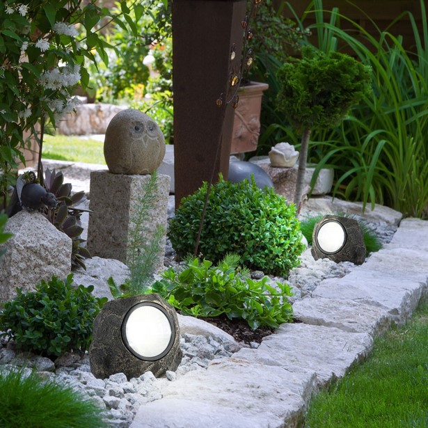 Deko mit steinen im garten