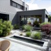 Moderne gärten mit wasserbecken
