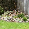 Gartenecke mit steinen